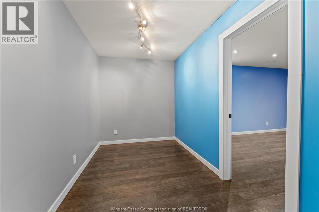 584 PETTYPIECE DRIVE - 32