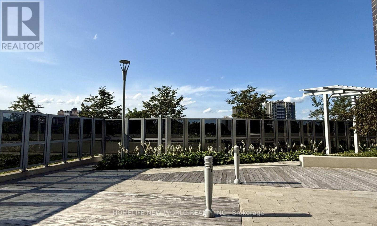 #2015 275 VILLAGE GREEN SQUARE - 33