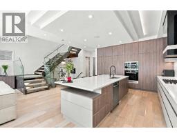 5pc Bathroom - 421 29 Avenue Ne, Calgary, AB T2E2C6 Photo 8