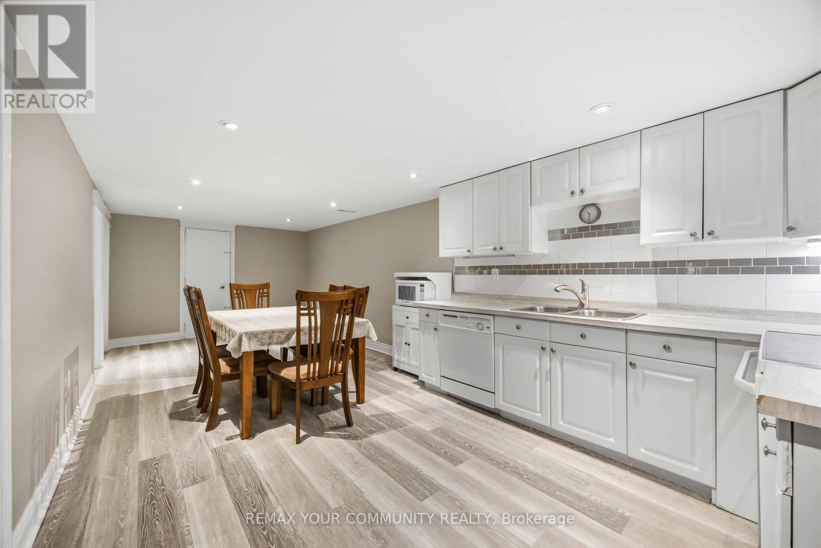 34 WALWYN AVENUE - 32