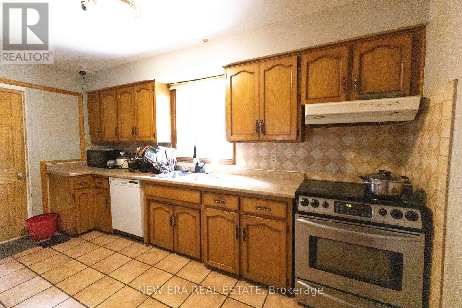58 AMHERST DRIVE - 4