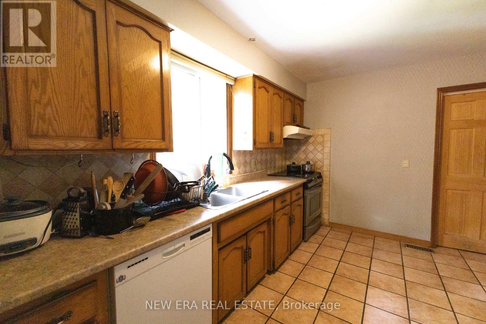 58 AMHERST DRIVE - 5