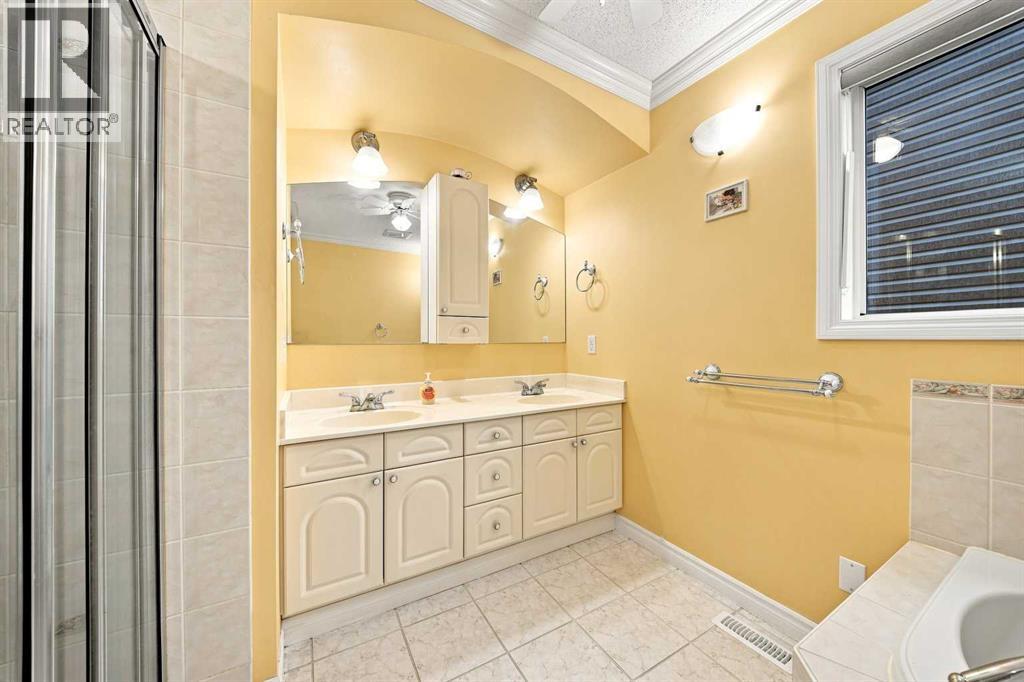 228 Taradale Close NE - 16
