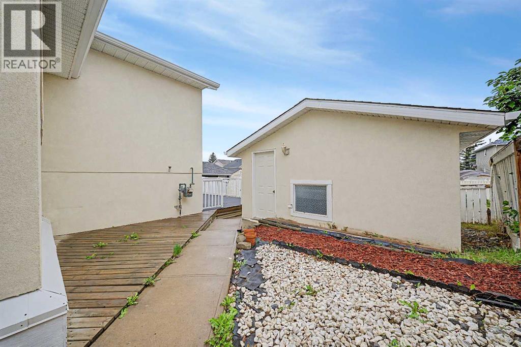 228 Taradale Close NE - 27