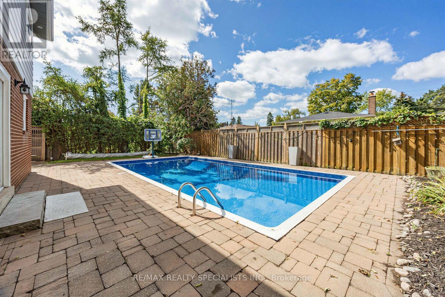 16 LANGEVIN CRESCENT - Image 34