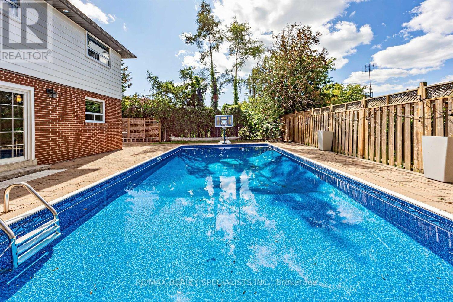 16 LANGEVIN CRESCENT - Image 35