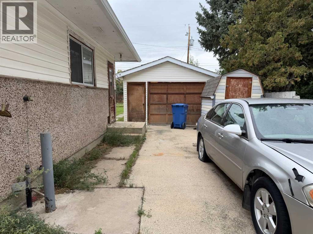 5043 41 Avenue - 3