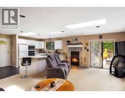 Kitchen - 7084 Willis Point Rd, Central Saanich, BC V9E2A1 Photo 11