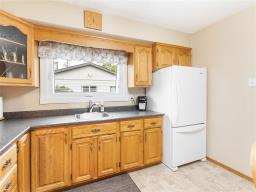 83 Bayview Drive, Winnipeg, MB R2C0Z3 Photo 9