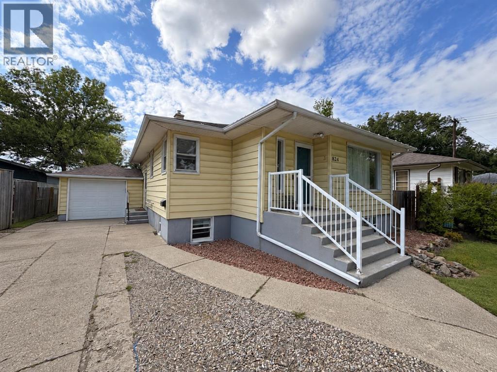 824 5 Street S - 1