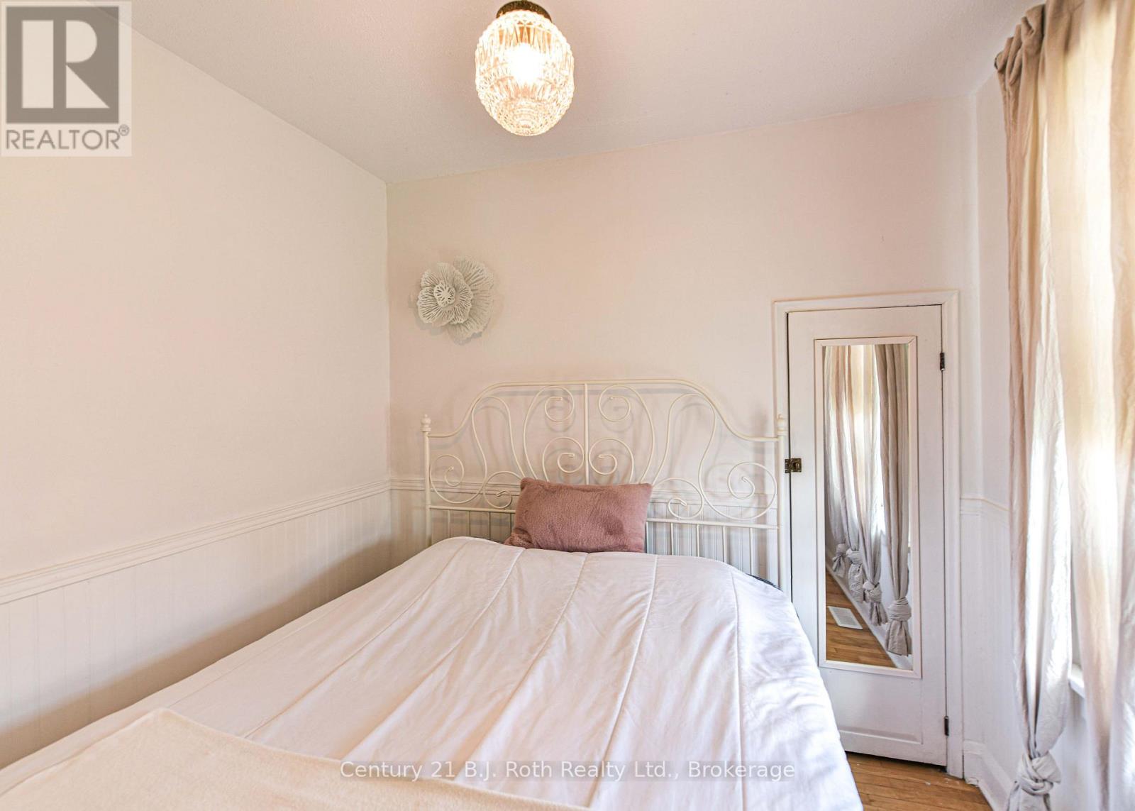 8 DUNN AVENUE - 32