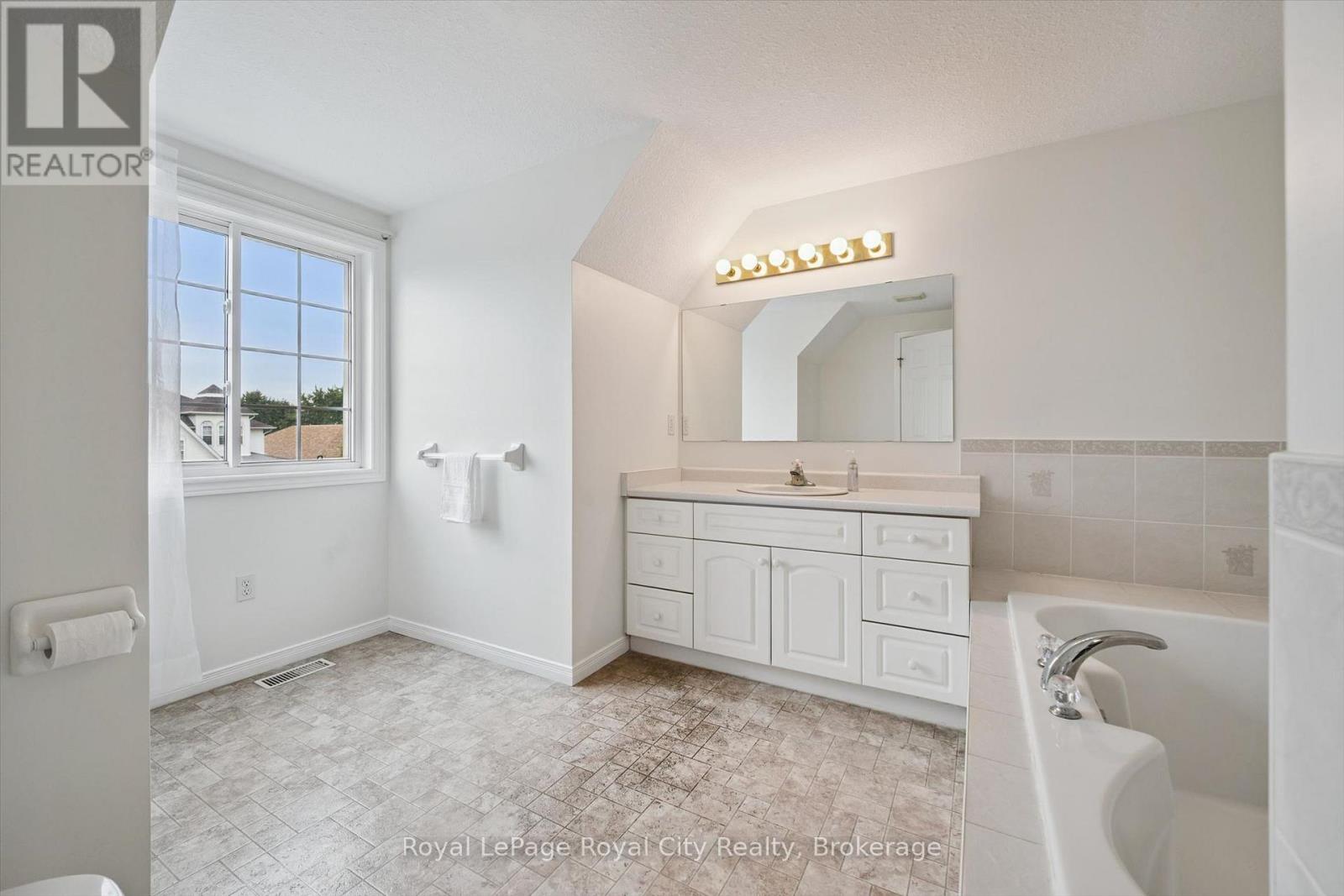 3 MUNROE CRESCENT - Image 23