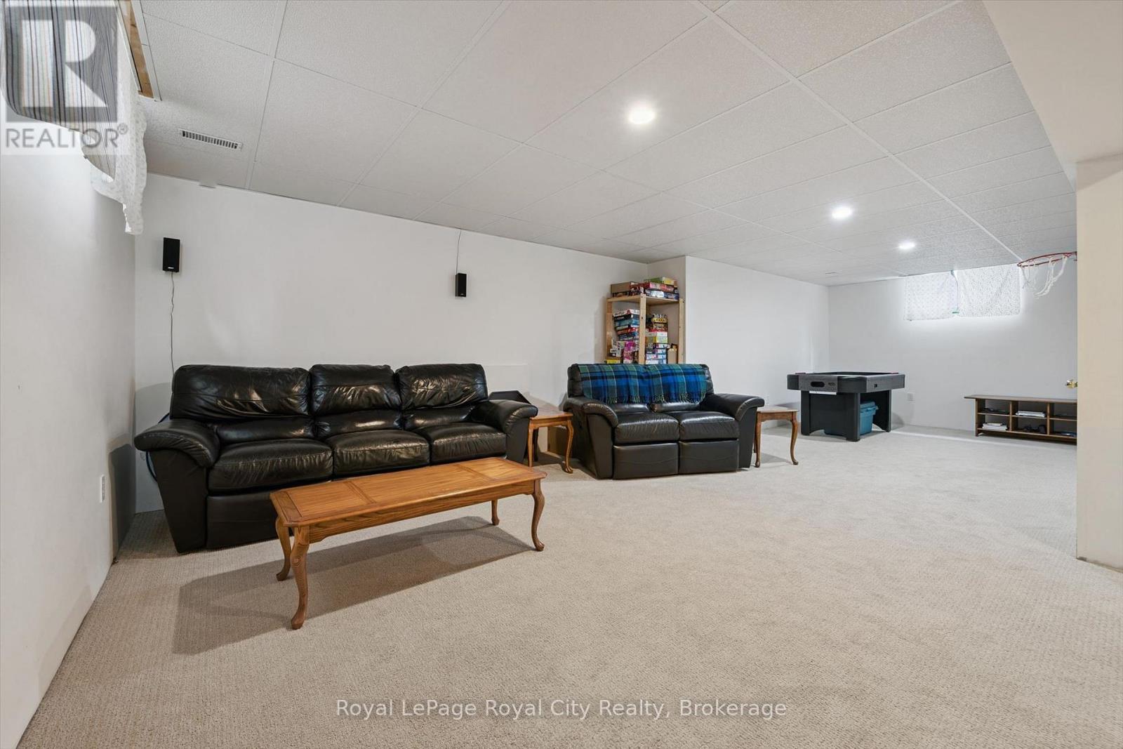 3 MUNROE CRESCENT - 32