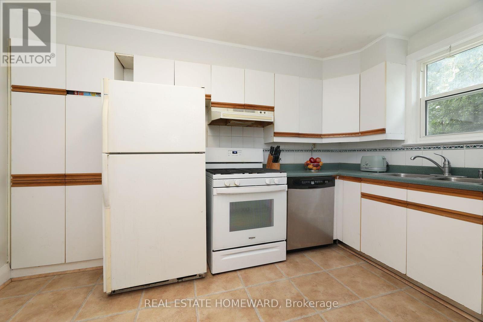 1 PINEGROVE AVENUE - 10