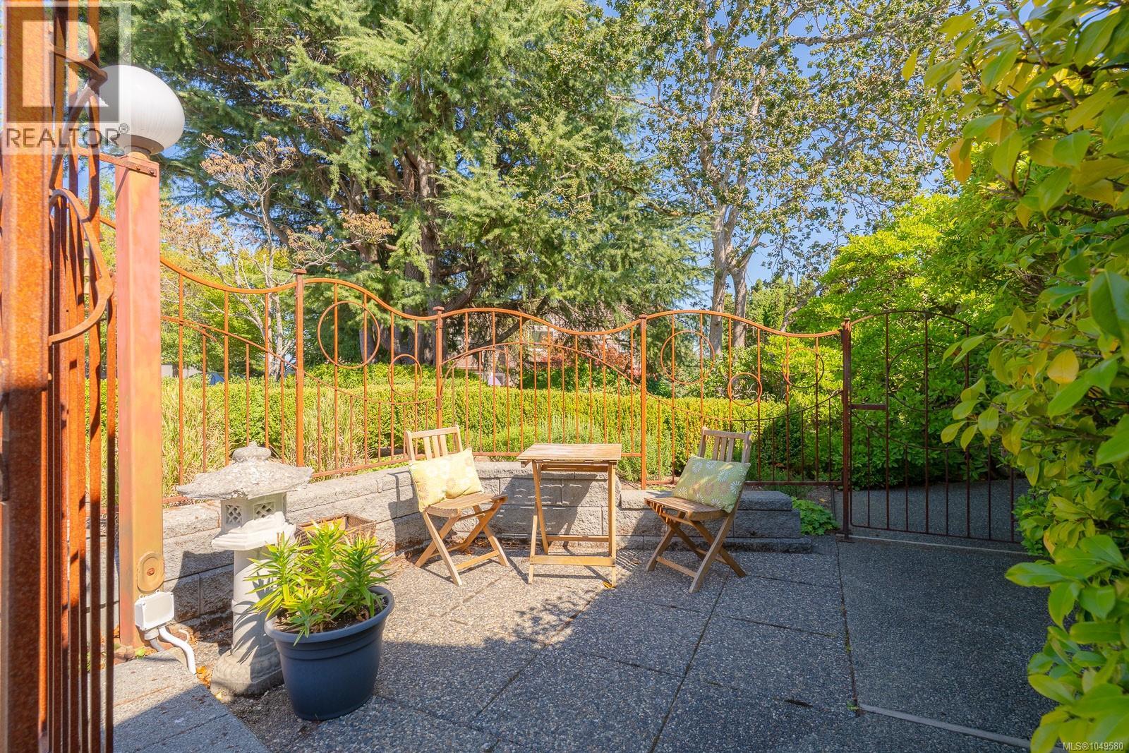 205 Scarborough Pl - 2