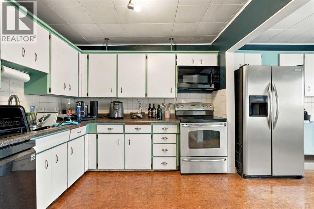 7711 39 Avenue NW - 7