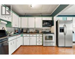 Living room - 7711 39 Avenue Nw, Calgary, AB T3B1X4 Photo 7