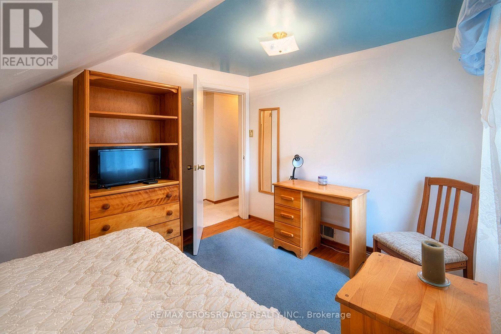 36 MCDONALD AVENUE - 22