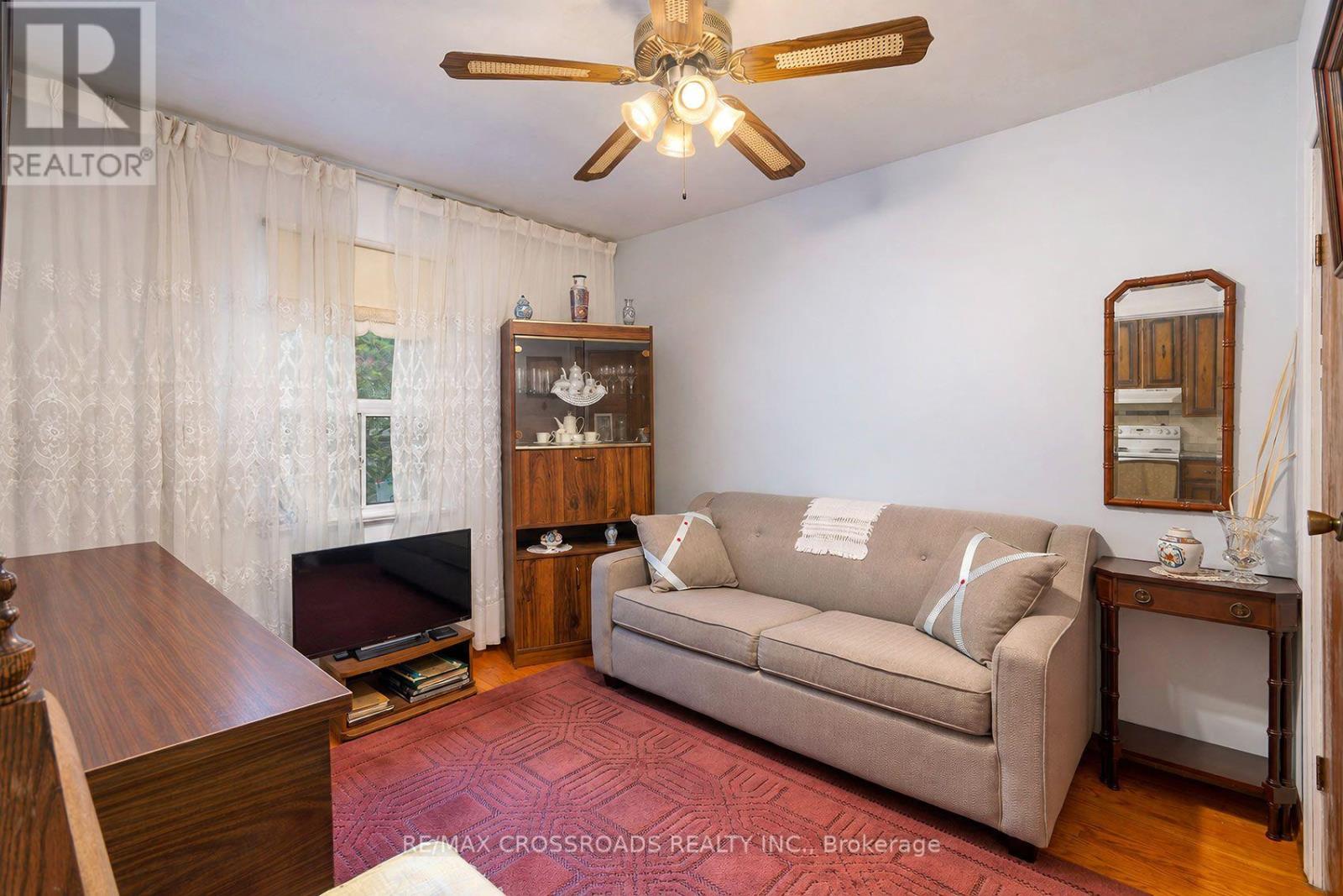36 MCDONALD AVENUE - 24