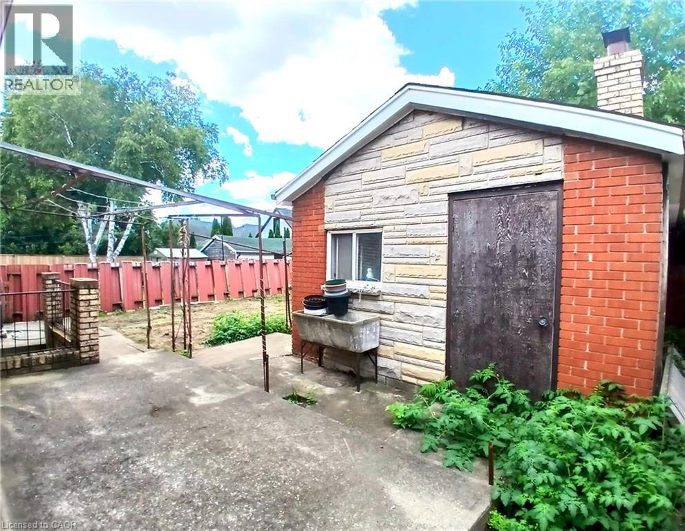 118 CRAIGROYSTON Road - 32