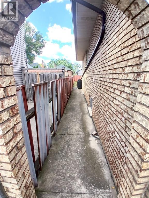 118 CRAIGROYSTON Road - 35