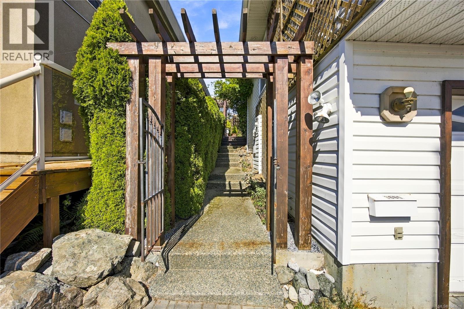 3665 Glen Oaks Dr - 4