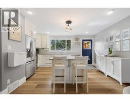 4pc Bathroom - 723 Canfield Place Sw, Calgary, AB T2W1K7 Photo 10