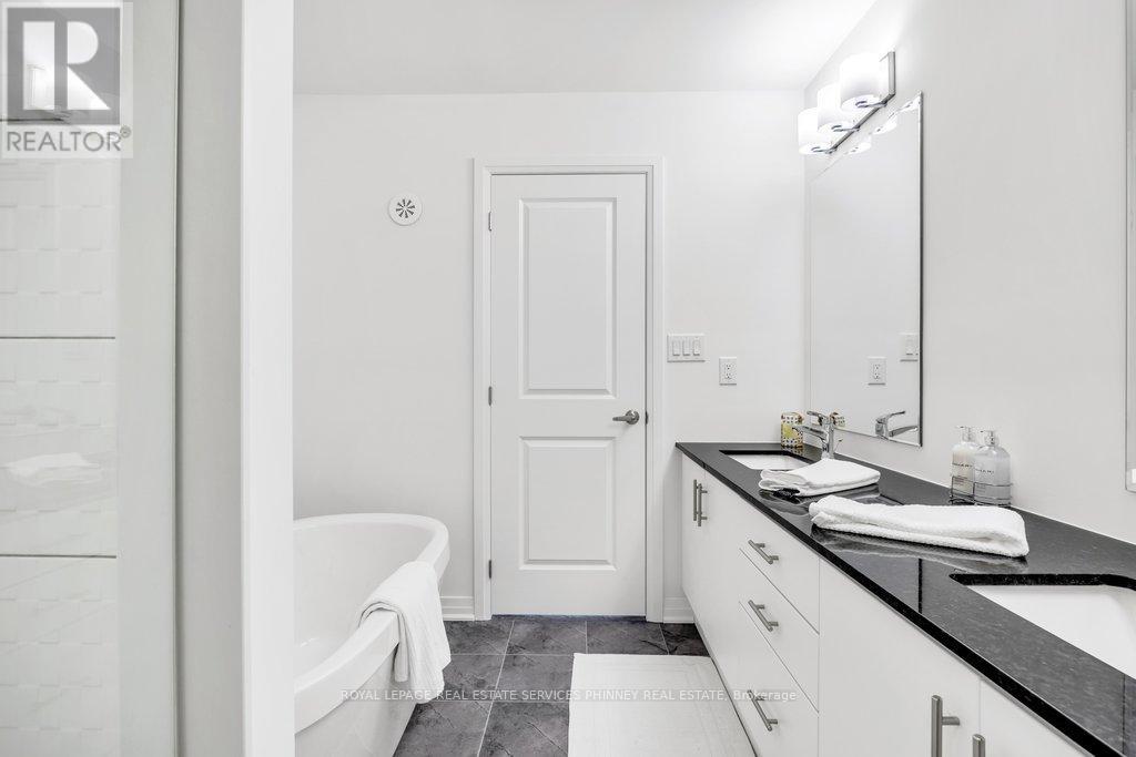 9 CROWN GATE - Image 34