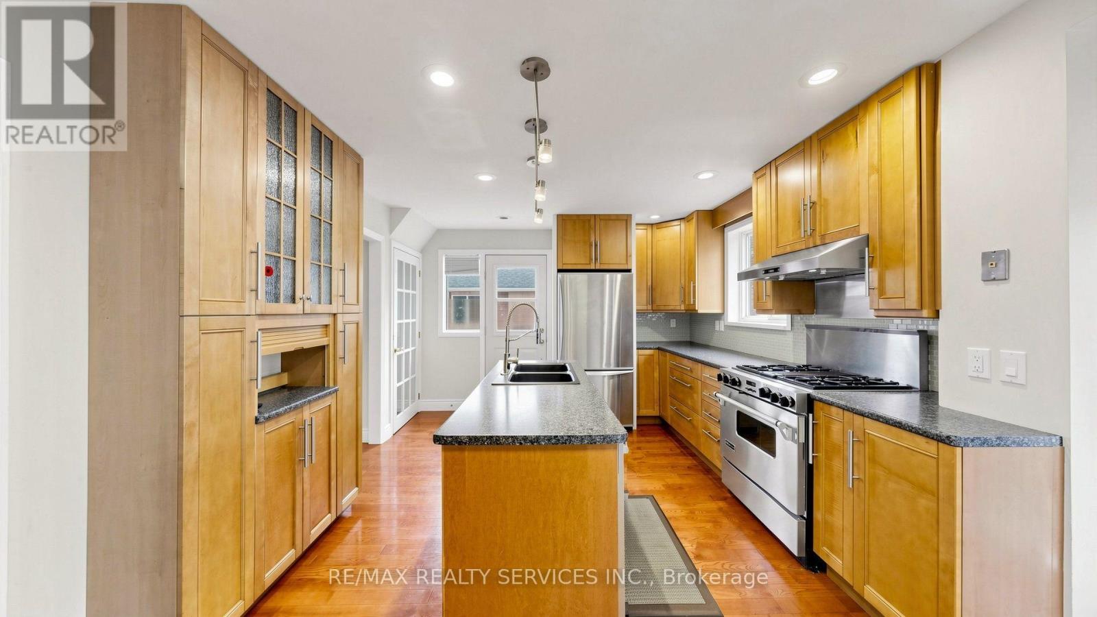 716 EAGLEMOUNT CRESCENT - 11