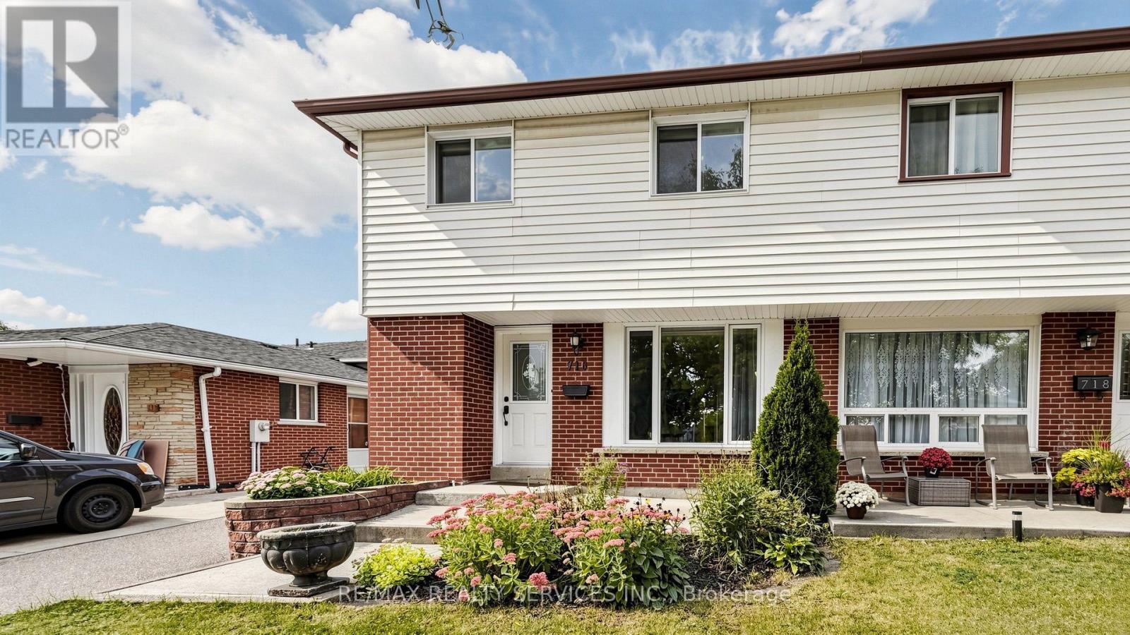 716 EAGLEMOUNT CRESCENT - 3
