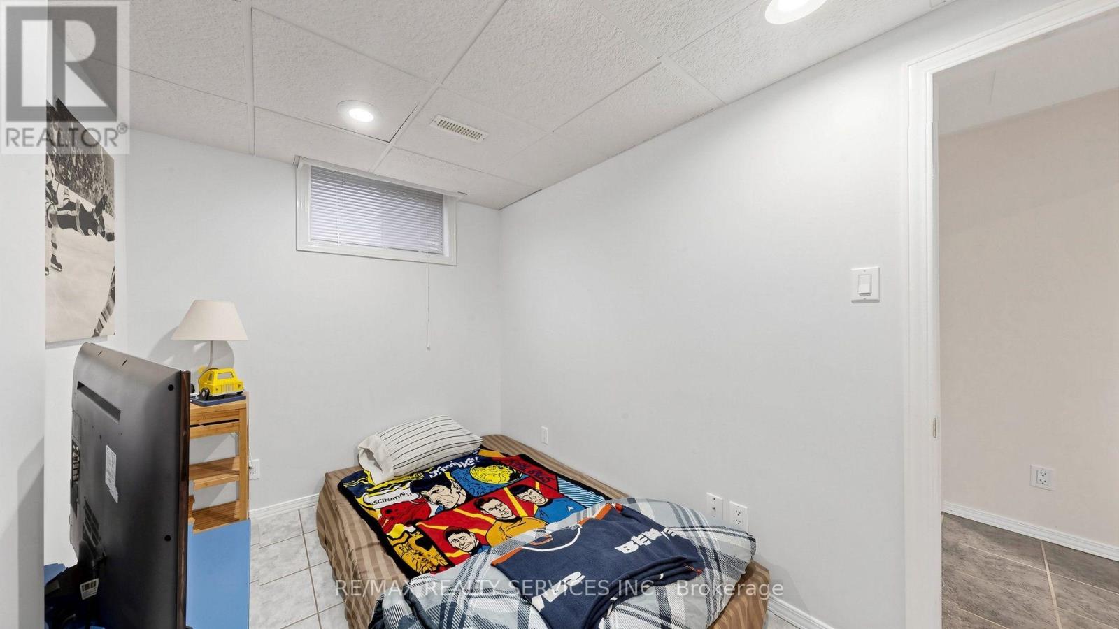 716 EAGLEMOUNT CRESCENT - 33