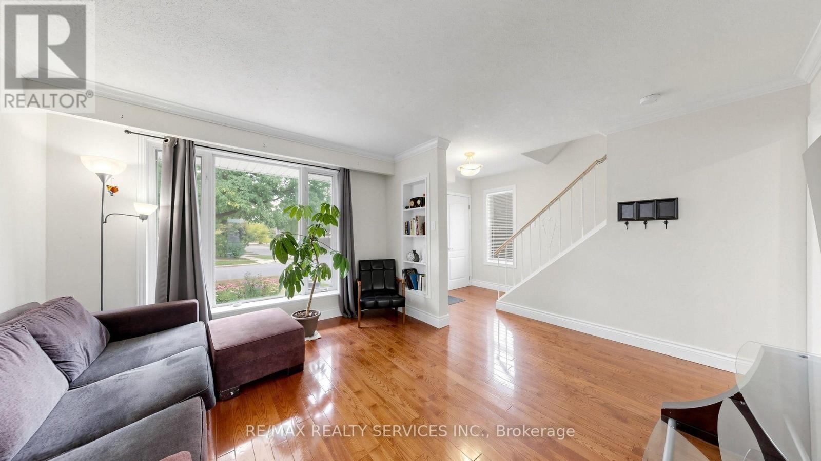 716 EAGLEMOUNT CRESCENT - 8