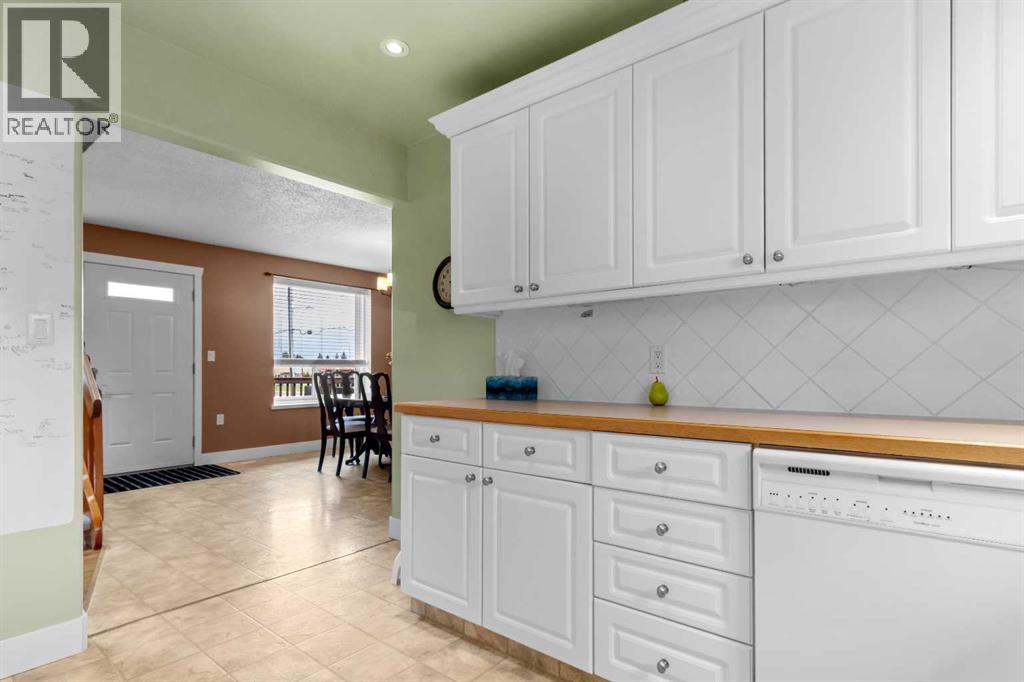 Listing photo – 1102 3 Street N, Three Hills