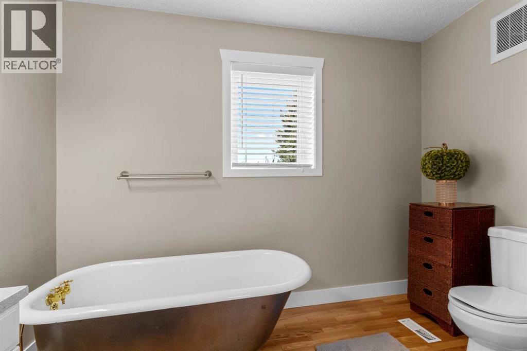 Listing photo – 1102 3 Street N, Three Hills