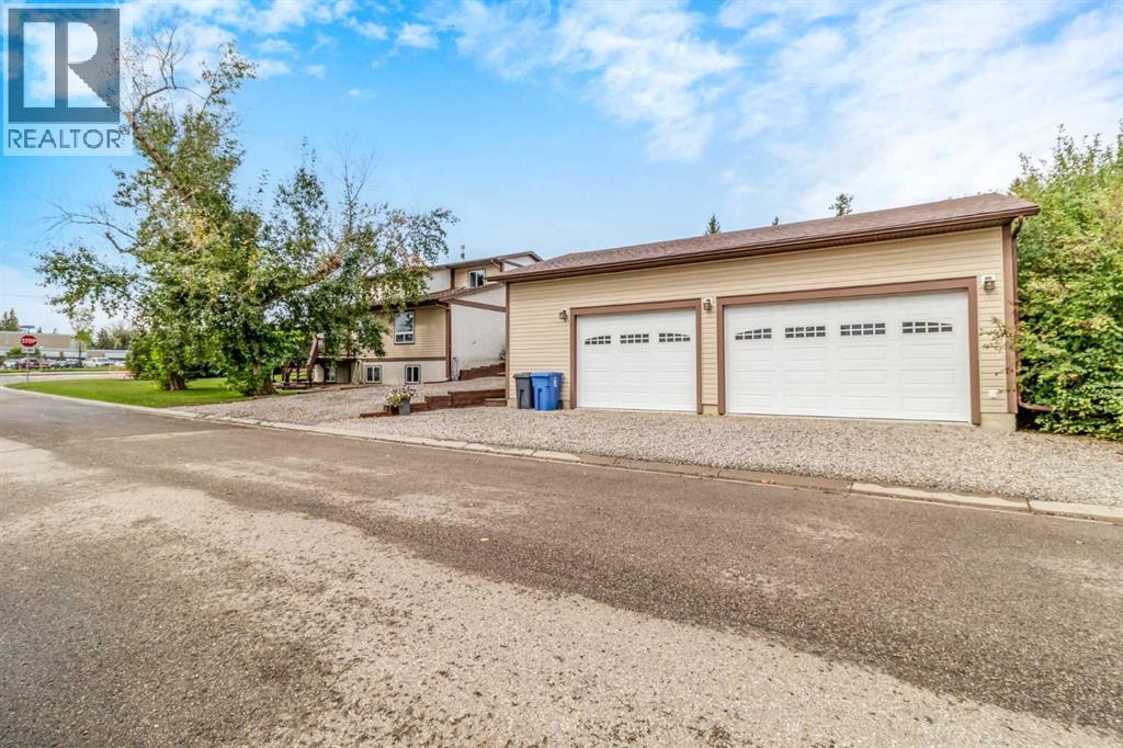 Listing photo – 1102 3 Street N, Three Hills
