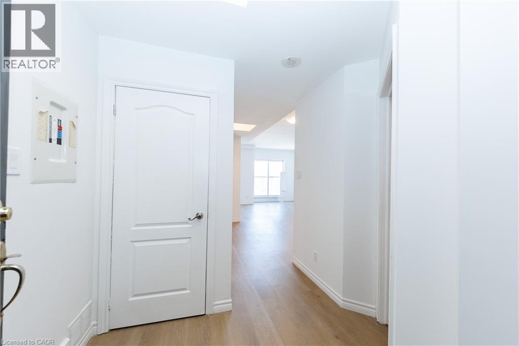 #910 135 JAMES Street S - 26