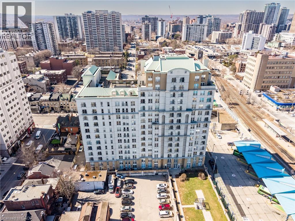 #910 135 JAMES Street S - 32