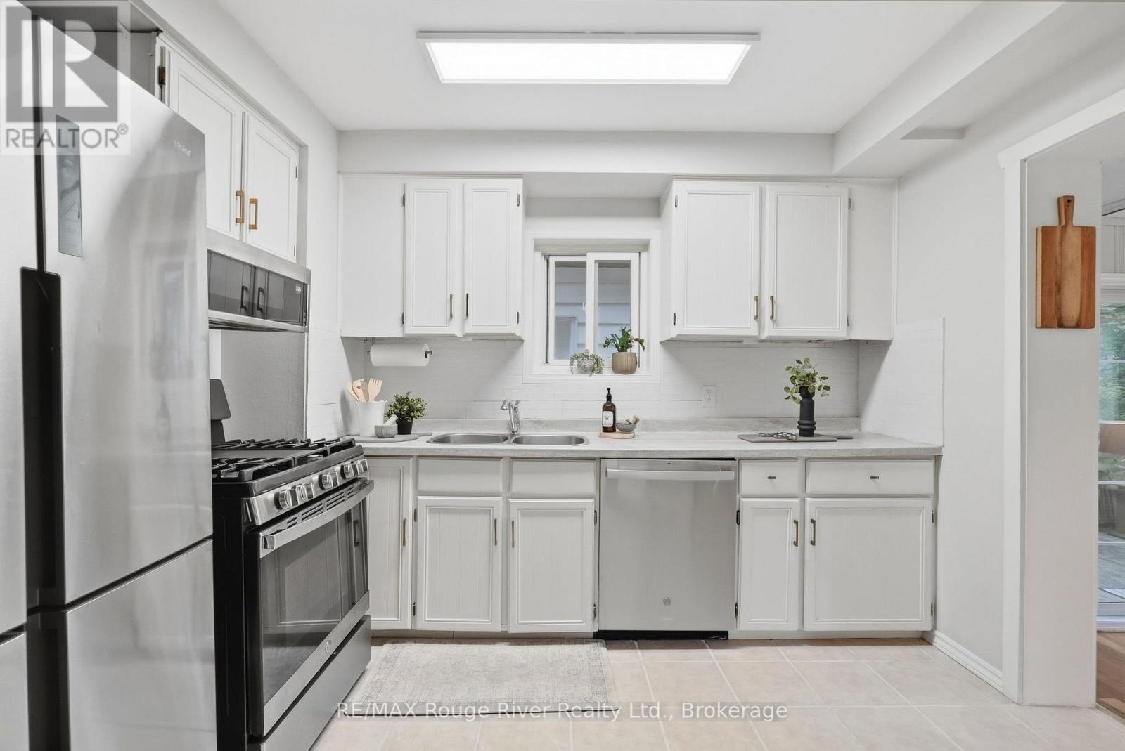 313 Lupin Drive, Whitby, ON photo 9