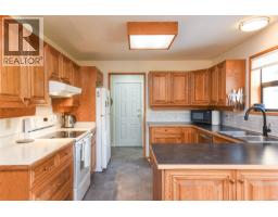 Sunroom - 8892 Henderson Ave, Black Creek, BC V9J1A5 Photo 12