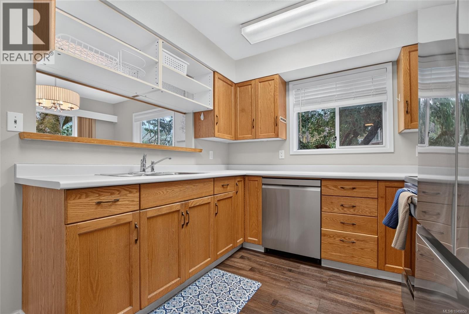 936 Arbutus Ave - 10