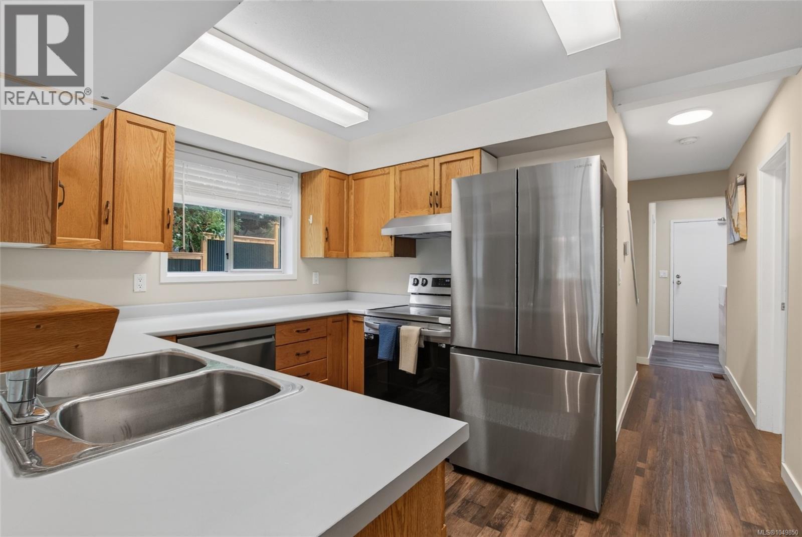 936 Arbutus Ave - 11