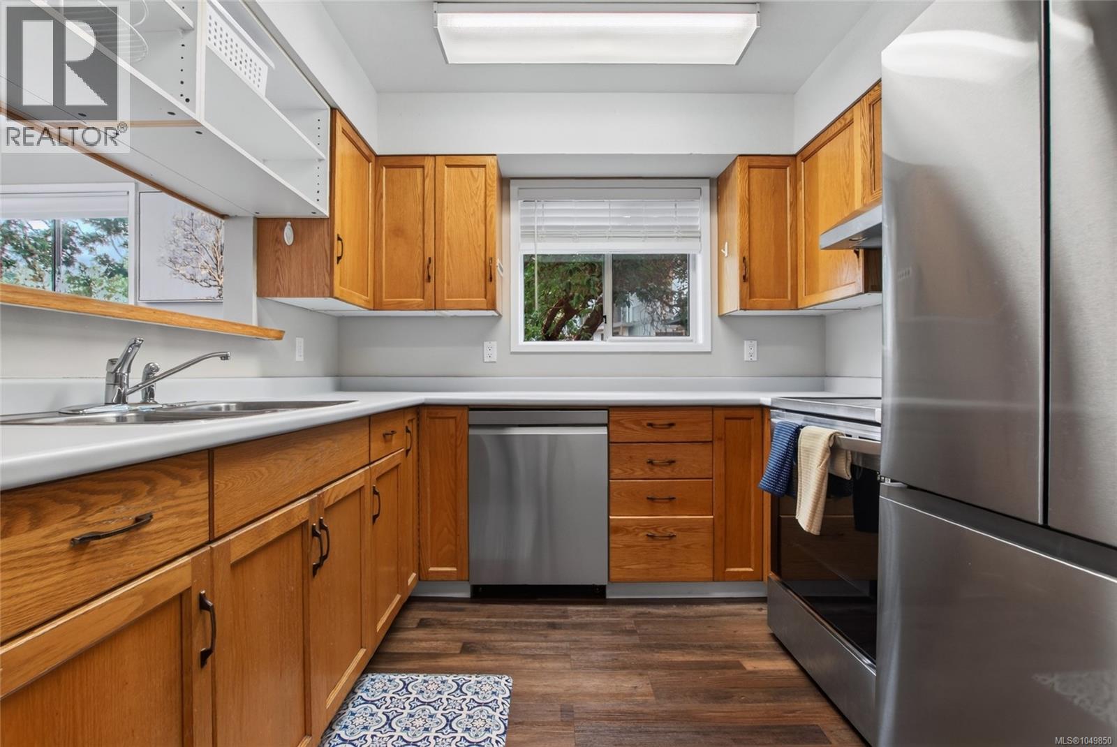 936 Arbutus Ave - 9