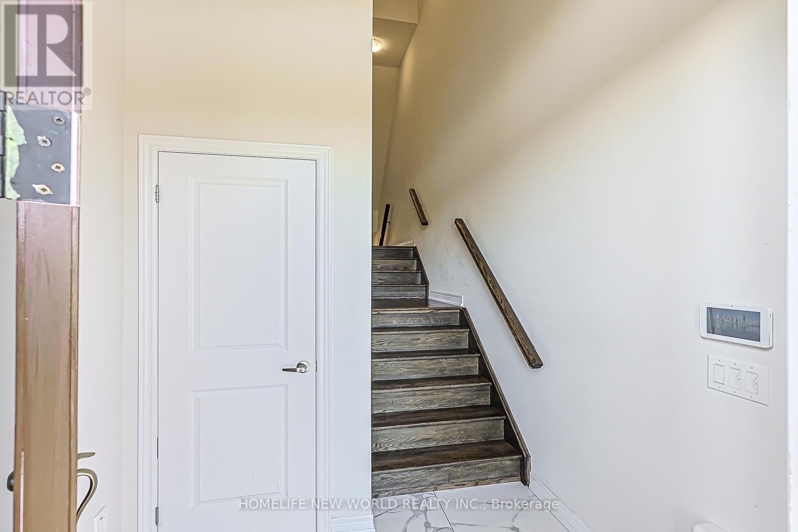 56 Elkington Crescent, Whitby, ON photo 2