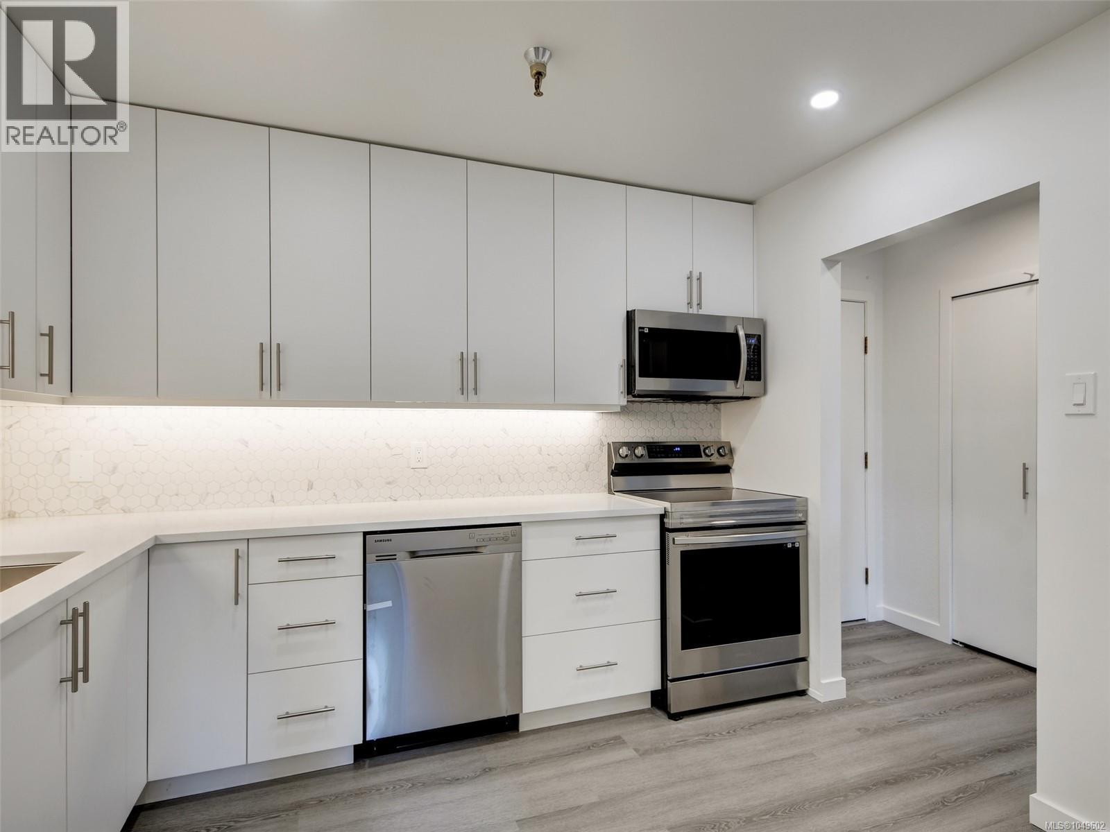 205 75 Gorge Road West, Saanich
