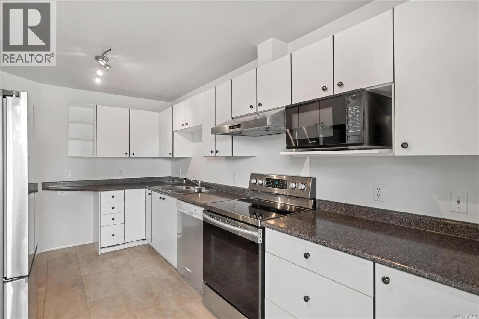 #305 1593 Begbie St - 10