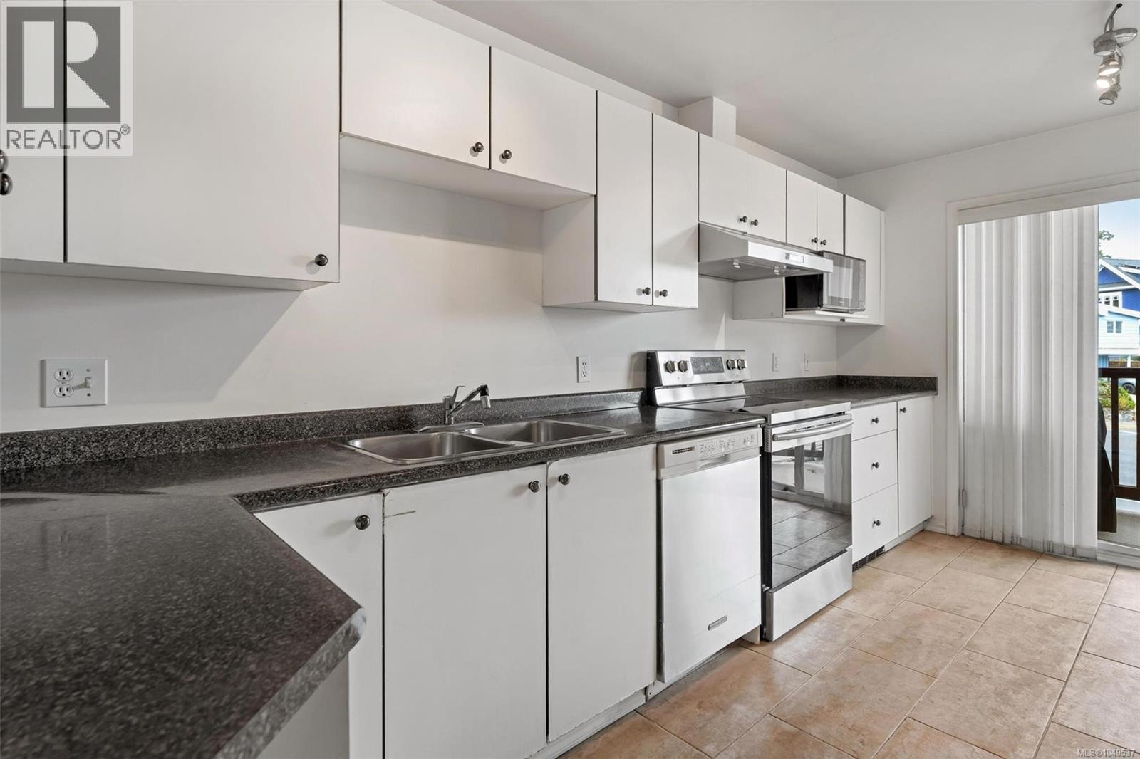 #305 1593 Begbie St - 12