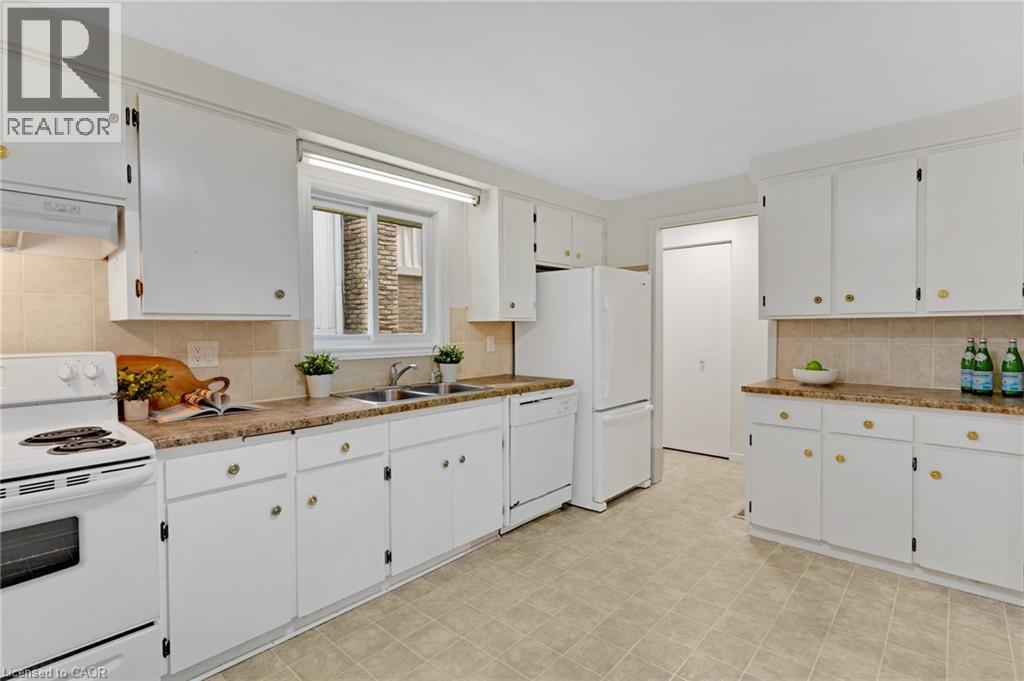 7 UNDERHILL Crescent - Image 11