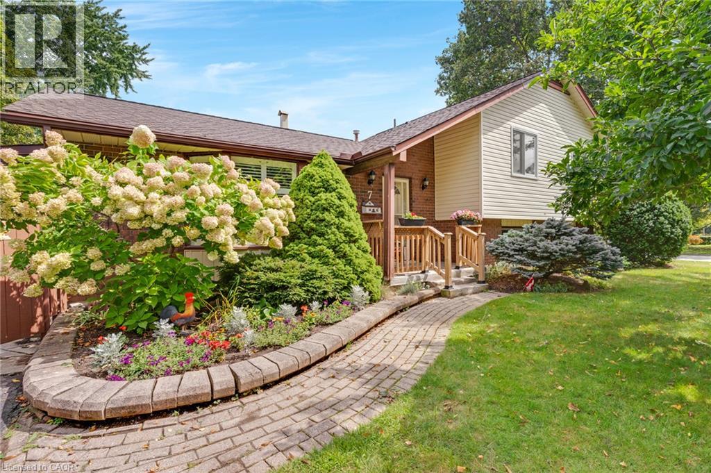 7 UNDERHILL Crescent - 2