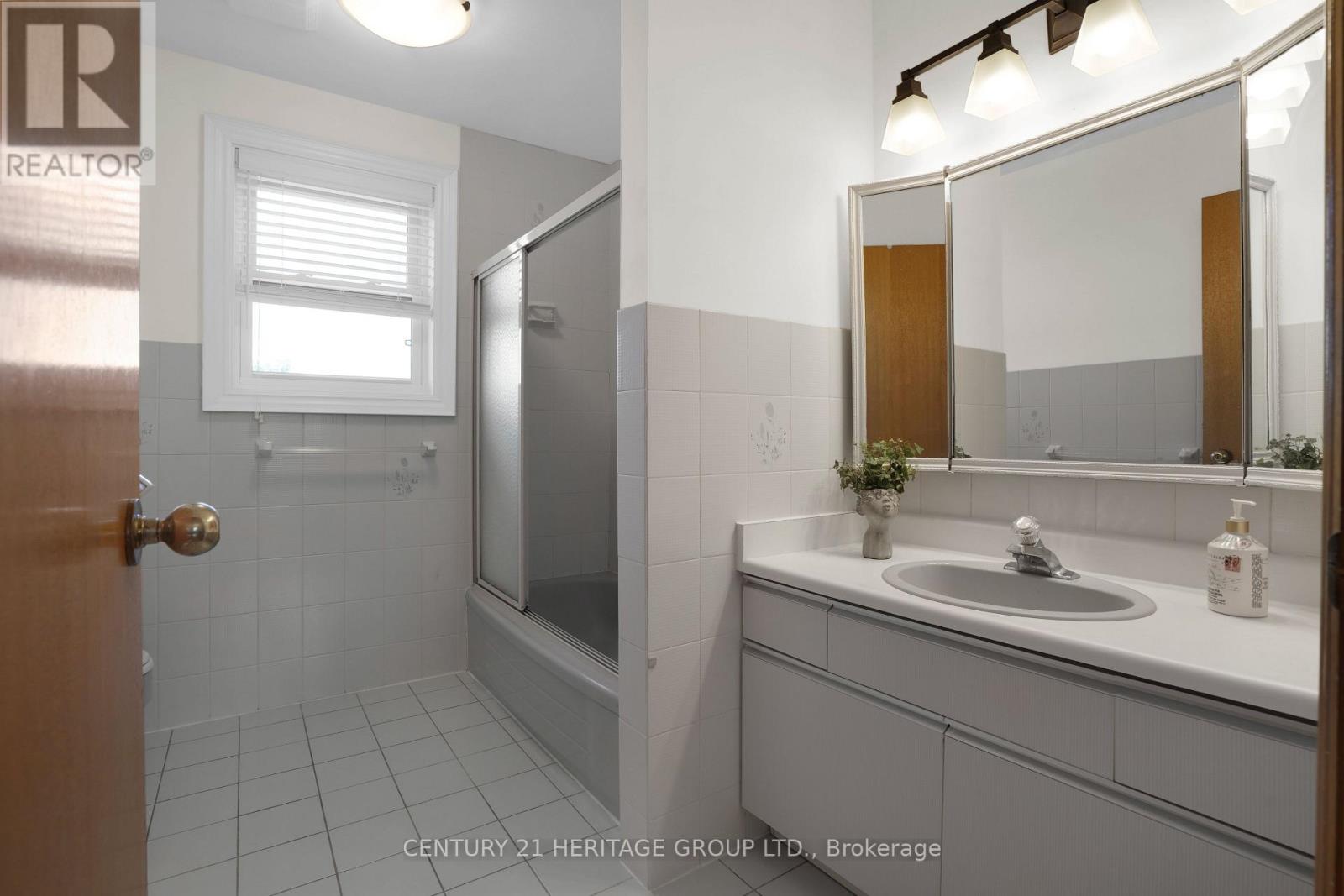 357 POWELL ROAD S - 32