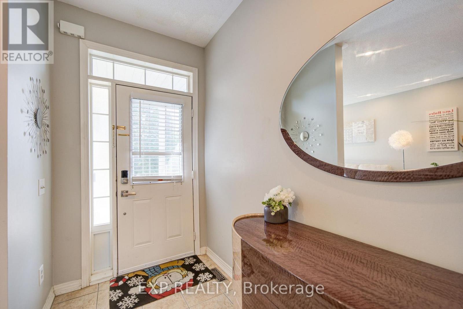 76 Ford Wilson Boulevard, Newmarket (Woodland Hill), Ontario, L3X3G1, Newmarket (Woodland Hill), Ontario — photo 3 of 5